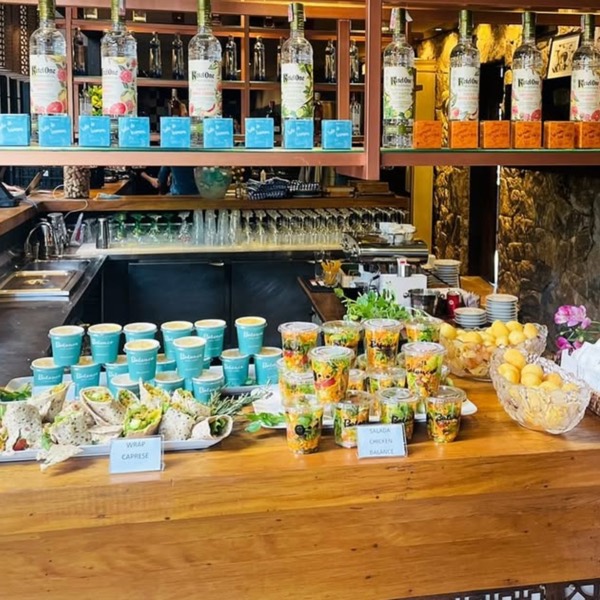 Buffet Balance de catering com wraps, saladas e sucos