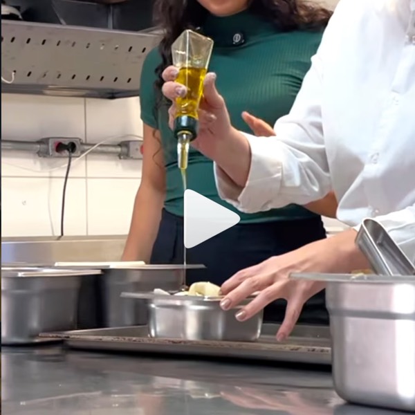 Na cozinha Balance: finalizando o prato com azeite